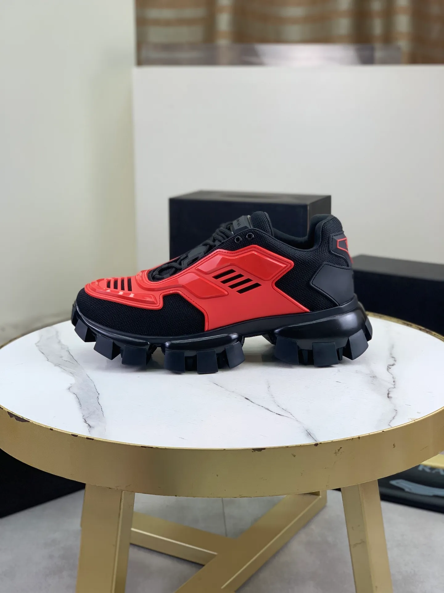 Men's Men's Shoes P660 New Top Version PRADA Prada Dark Punk Martin Rock Tank Mecha Hardcore Fighting Shoes ☑️ A century-old brand, the unique hardcore design has entered the public eye. The tank element is used as the sole design, subverting conventions, breaking the monotony, brightening the overall shape, eye-catching, and achieving a meaningless appearance. With its hard-core styling and metal accessories full of design, it unleashes an unruly punk spirit, interprets a unique and iconic style, and demonstrates the leadership level of its pioneer originator in the field of thick-soled shoes. It is the nirvana darling of major fashion weeks. 📣📣The ultra-light foam outsole solves the problem of bulkiness and is suitable for those who know the difference. ✅Fabric: Original splicing design and production ✅Inner: Original lining➕Cow leather insole. ✅Original foam combination outsole with 8cm heel height and super light weight. ✅Code number: Female 35-39 (40 is customized and non-refundable) Male 39-45 (46 and 47 are customized and non-refundable) Full package at the counter